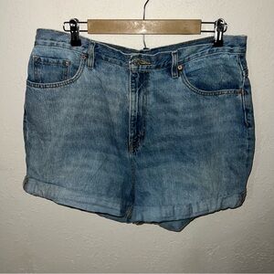 BDG Urban Outfitters Mom High Rise
Denim Shorts Light Wash Size 34
Cuffed
